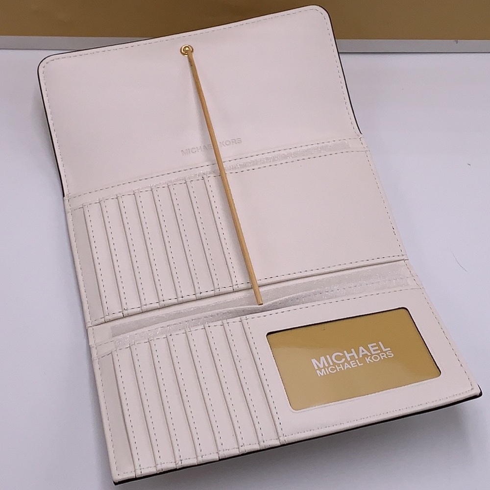 MICHAEL KORS JET SET TRAVEL 
LARGE TRIFOLD NON-LEATHER VEGAN 
WALLET
OPTIC WHITE - Picture 14 of 15